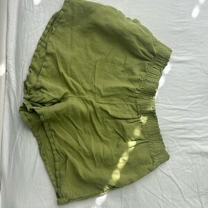 These green ruffle linen H&M shorts are in perfect condition.